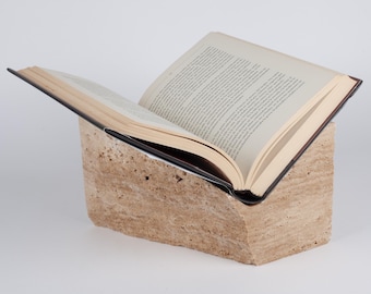 Boekenstandaard van natuurlijk travertijn