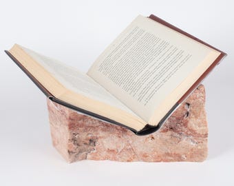 Boekenstandaard van roze travertijn, marmeren boekenhouder, stenen boekensteun