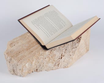 Boekenstandaard van natuurlijk travertijn