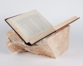 Boekenstandaard van natuurlijk travertijn