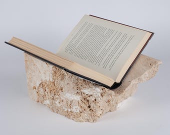 Boekenstandaard van natuurlijk travertijn