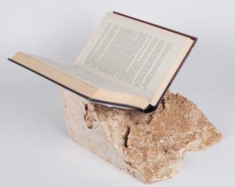Boekenstandaard van natuurlijk travertijn