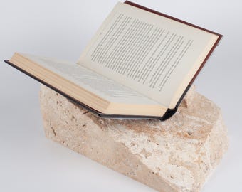 Boekenstandaard van natuurlijk travertijn