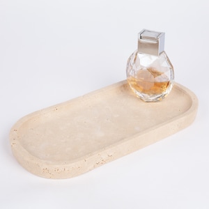 Beige travertinbricka med rundade kanter