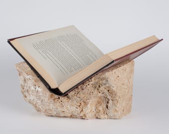 Boekenstandaard van natuurlijk travertijn