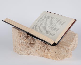 Boekenstandaard van natuurlijk travertijn