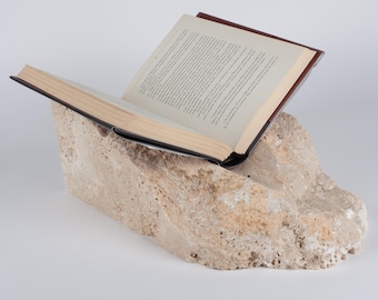 Boekenstandaard van natuurlijk travertijn