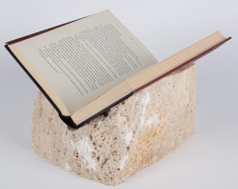 Boekenstandaard van natuurlijk travertijn