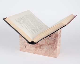 Boekenstandaard van roze travertijn, marmeren boekenhouder, stenen boekensteun