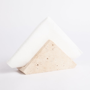 Porta tovaglioli triangolare in travertino / Porta tovaglioli in marmo / Decorazione per la casa / Decorazione in marmo / Accessori per la casa / Accessori in pietra / Casa