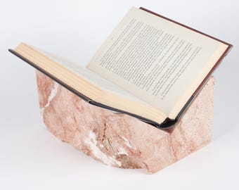 Boekenstandaard van roze travertijn, marmeren boekenhouder, stenen boekensteun