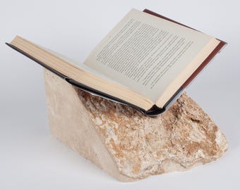 Boekenstandaard van natuurlijk travertijn