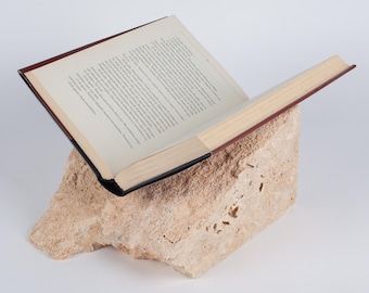 Boekenstandaard van natuurlijk travertijn