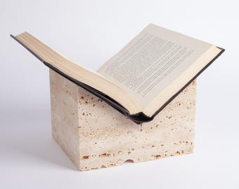 Boekenstandaard van beige travertijn