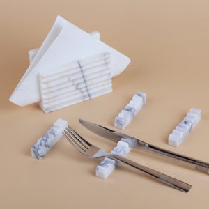 Juego de cuatro servilleteros de mármol y soporte para cubiertos de mármol, soporte para cubiertos de travertino, servilletero de travertino, vajilla de mármol, servicio de mármol
