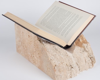 Boekenstandaard van natuurlijk travertijn