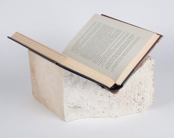 Boekenstandaard van natuurlijk travertijn