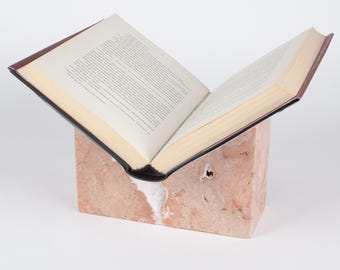 Boekenstandaard van roze travertijn, marmeren boekenhouder, stenen boekensteun