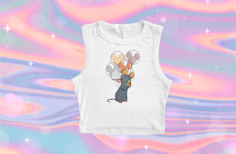 Puede incluir: Un top corto blanco sin mangas con una rata de dibujos animados sosteniendo un mont&oacute;n de globos. Los globos tienen forma de orejas de Mickey Mouse y son de color naranja, amarillo y morado.