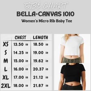 Pode incluir: Tabela de tamanhos para uma camiseta de beb&ecirc; micro canelada BELLA+CANVAS 1010 feminina. A tabela mostra as medidas do peito e comprimento em polegadas para os tamanhos XS a 2XL. A imagem tamb&eacute;m mostra uma camiseta de beb&ecirc; branca e preta.