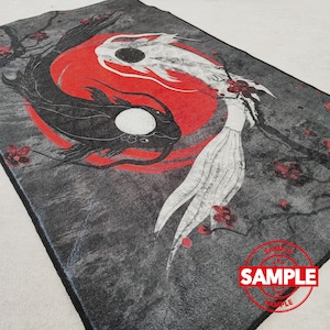 Puede incluir: Un dise&ntilde;o yin yang en blanco y negro con dos peces nadando en direcciones opuestas. Los peces est&aacute;n rodeados de un c&iacute;rculo rojo con fondo blanco. El dise&ntilde;o est&aacute; sobre un fondo gris con flores rojas.