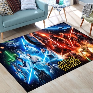 Puede incluir: Una alfombra con temática de Star Wars con fondo azul y rojo. La alfombra presenta personajes de las películas de Star Wars, incluyendo Darth Vader, Luke Skywalker y Yoda. La alfombra también presenta el logotipo de Star Wars en amarillo.