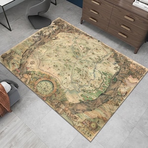 Puede incluir: Alfombra rectangular con un diseño de mapa detallado, que presenta un diseño cartográfico central enmarcado por un borde en forma de árbol. La alfombra tiene una estética vintage con una paleta de colores de verdes, marrones y beige. El texto "The Shire" es visible.