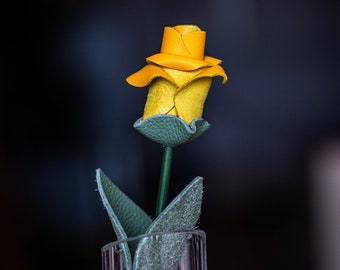 Gele leren bloemen