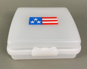 vintage tupperware sandwich keeper, 3752D, stars and stripes