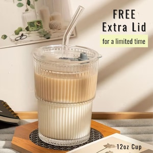 Taza de café de vidrio acanalado con rayas verticales, tapa sellada y pajita de vidrio, 355 ml, ideal como regalo para té helado, jugo, leche y bebidas frías.