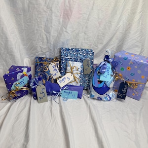 Scatola regalo Chanukkah curata per bambini: 8 regali incartati per ogni notte di Hanukkah