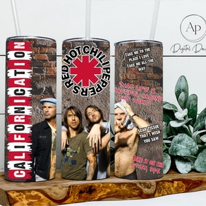 Può includere: Tre bicchieri in acciaio inossidabile con diversi design. Il primo bicchiere ha uno sfondo di muro di mattoni con le parole "Californication" in rosso e bianco. Il secondo bicchiere ha una stella rossa con le parole "Red Hot Chili Peppers" in nero. Il terzo bicchiere ha uno sfondo di muro di mattoni con le parole "Take me to the place I love, Take me all the way, That life is beautiful around the world, Scar tissue that I wish you saw, Take it on the other side".