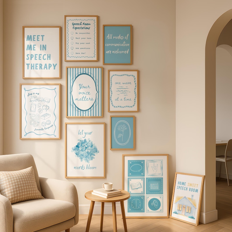 Puede incluir: Una colecci&oacute;n de impresiones art&iacute;sticas enmarcadas con dise&ntilde;os y texto en azul claro y blanco, incluyendo "Meet Me in Speech Therapy" y "Home Sweet Speech Room". Los marcos son de madera clara, con el tema de la terapia del habla.