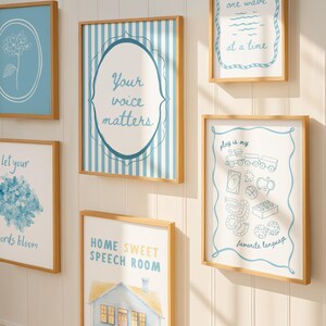 Puede incluir: Una colecci&oacute;n de l&aacute;minas art&iacute;sticas enmarcadas con marcos de madera clara. Las l&aacute;minas presentan dise&ntilde;os azules y blancos, incluyendo ilustraciones florales, citas inspiradoras y dibujos l&uacute;dicos. El texto en las l&aacute;minas incluye frases como "Your voice matters" y "Home Sweet Speech Room."