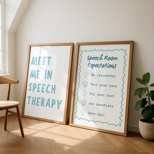 Puede incluir: Dos carteles enmarcados con marcos de madera. Uno dice "MEET ME IN SPEECH THERAPY" en texto azul claro. El otro muestra "Speech Room Expectations" y vi&ntilde;etas en azul claro.