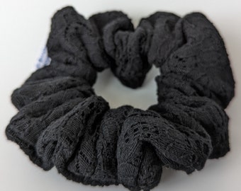 Schwarze Spitze Scrunchy Haargummis Baumwolle Upcycling Stoff, Gothic Scrunchy Geschenk aus schwarzer Spitze Stoff, einzigartiges Scrunchy Valentinstag Geschenk