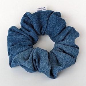 Upcycling Denim Scrunchy Jean leichte Waschung mittlere Waschung Denim, Haarschmuck für Frauen dickes Haar, Upcycled Jean Scrunchy, Strumpf Geschenk Medium Wash Denim