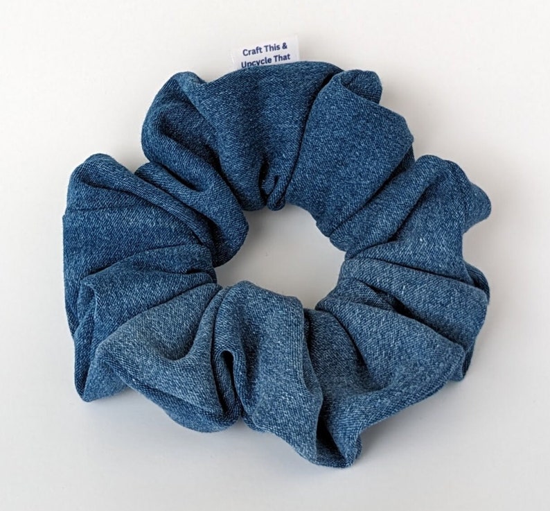 Upcycling Denim Scrunchy Jean leichte Waschung mittlere Waschung Denim, Haarschmuck für Frauen dickes Haar, Upcycled Jean Scrunchy, Strumpf Geschenk Medium Wash Denim