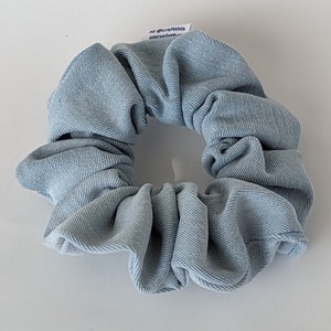 Upcycling Denim Scrunchy Jean leichte Waschung mittlere Waschung Denim, Haarschmuck für Frauen dickes Haar, Upcycled Jean Scrunchy, Strumpf Geschenk Light Wash Denim