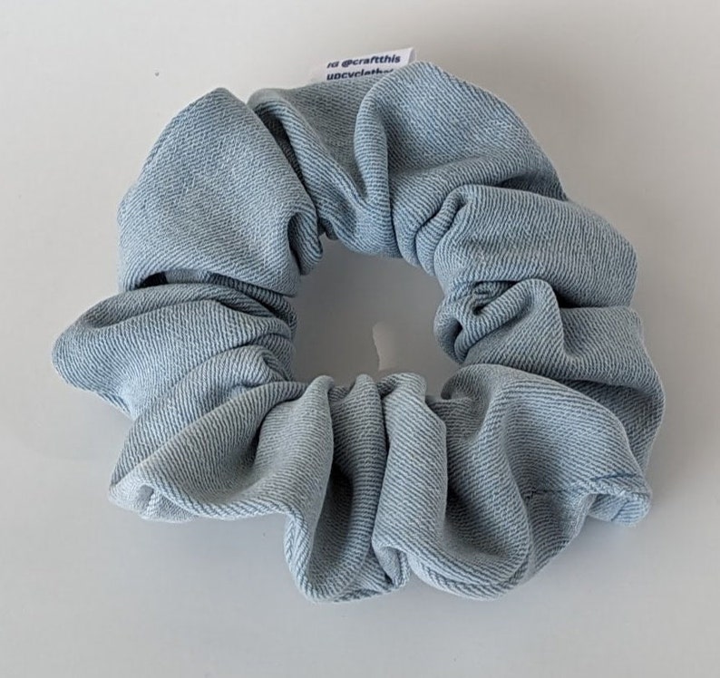 Upcycling Denim Scrunchy Jean leichte Waschung mittlere Waschung Denim, Haarschmuck für Frauen dickes Haar, Upcycled Jean Scrunchy, Strumpf Geschenk Light Wash Denim