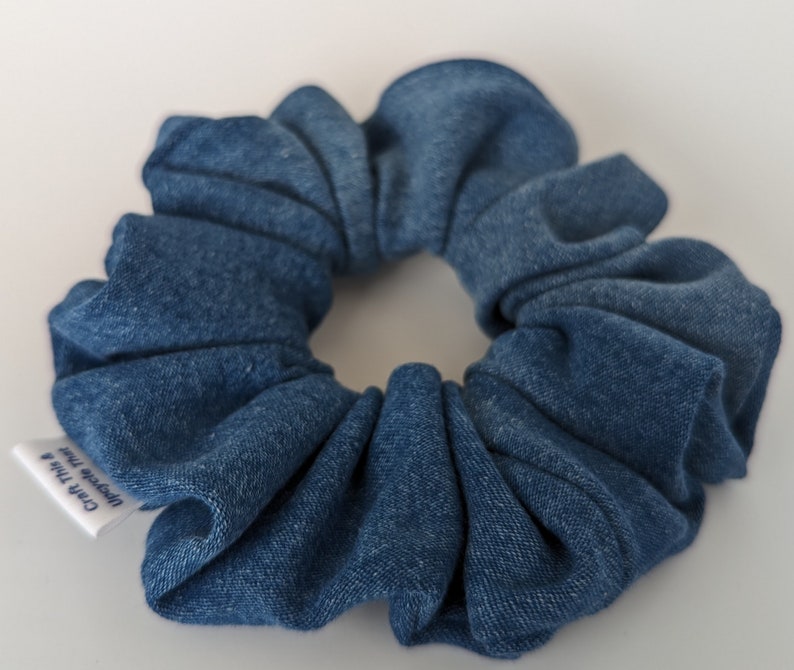 Upcycling Denim Scrunchy Jean leichte Waschung mittlere Waschung Denim, Haarschmuck für Frauen dickes Haar, Upcycled Jean Scrunchy, Strumpf Geschenk Bild 7