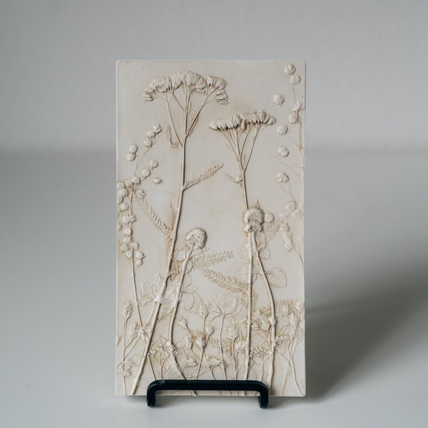 Mit Keramik gegossenes Pflanzenrelief, Blumenrelief - 12 x 21 cm, Fliese, Botanische Wandkunst, Naturkunst
