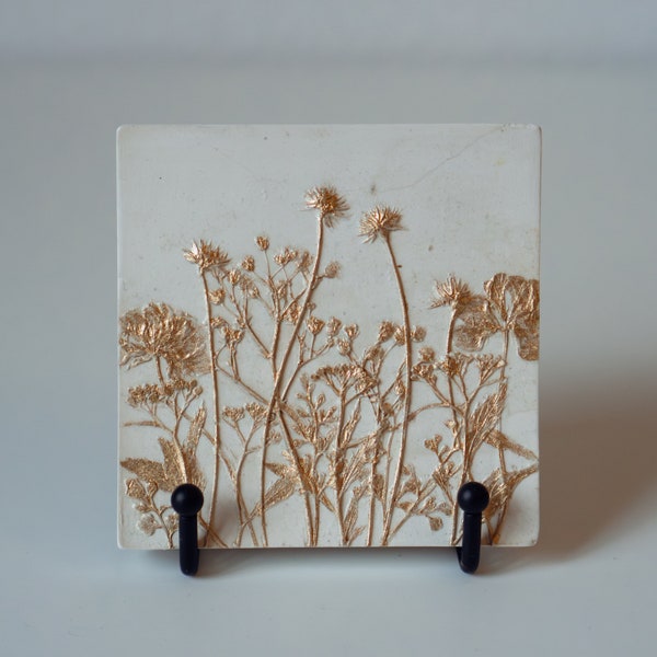 Mit Keramik gegossenes Pflanzenrelief, Blumenrelief - 11 x 11 cm, Fliese, Botanische Wandkunst, Naturkunst