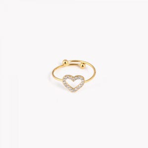 Peut inclure: Une bague en or avec un motif en forme de cœur. Le cœur est bordé de petites pierres claires.