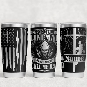 Könnte beinhalten: Drei Edelstahlbecher mit einem schwarzen und silbernen Design. Die Becher zeigen einen Linienmann auf einem Strommast, eine amerikanische Flagge und den Text "Some people call me a lineman, the most important call me dad".