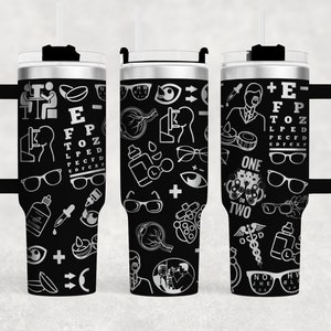 Könnte beinhalten: Drei Edelstahlbecher mit schwarzen Deckeln und Griffen. Jeder Becher zeigt ein anderes Augenuntersuchungsdesign mit weißen Umrissen auf schwarzem Hintergrund. Die Designs beinhalten einen Sehtest, Brillen und andere augenbezogene Symbole. Der Text auf den Bechern lautet "E F P T O Z L P E D P E C F D E D F C Z P", "ONE OR TWO" und "H V N O I H J E R L O S".