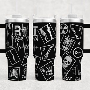 Op de afbeelding: Een zwarte en zilveren roestvrijstalen beker met een handvat. De beker is versierd met een patroon van röntgenfoto's, waaronder botten, schedels en medische symbolen. De tekst "Rad Tech" is op de beker gedrukt.