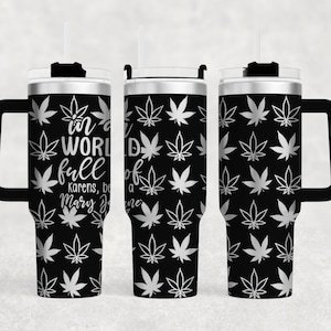 Dans un monde rempli de Karens, soyez une Mary Jane gravée au laser dans un gobelet de 40 oz, téléchargement numérique, SVG, conception sans couture, poignée de feuille de marijuana