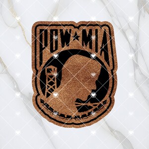 Può includere: Una toppa in pelle marrone con una silhouette nera di una testa di soldato e una torre. Il testo "POW MIA" è scritto in lettere bianche sopra la silhouette.