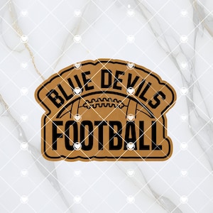 Może przedstawiać: Brązowa i czarna naklejka z motywem piłki nożnej z tekstem "BLUE DEVILS FOOTBALL".
